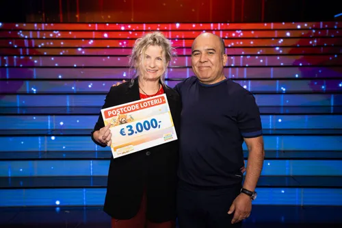 Mieke-uit-Alkmaar-wint-3.000-euro-tijdens-Postcode-Loterij-Miljoenenjacht-