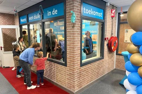 Na de opening namen bezoekers meteen nieuwsgierig een kijkje in de expositieruimte over het toekomstige zwem- en sportcomplex Hoornse Vaart 1