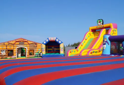 bouncy-castles-3567019_1280