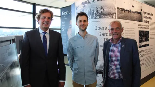 burgemeester renc3a9 verhulst kunstenaar tim breukers en ed van seters militair historisch informatiepunt ede