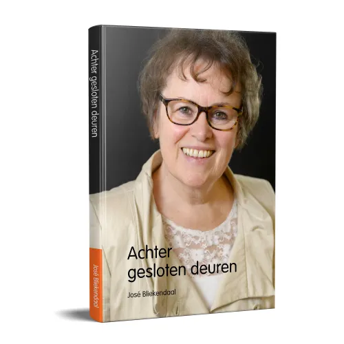 cover achter gesloten deuren