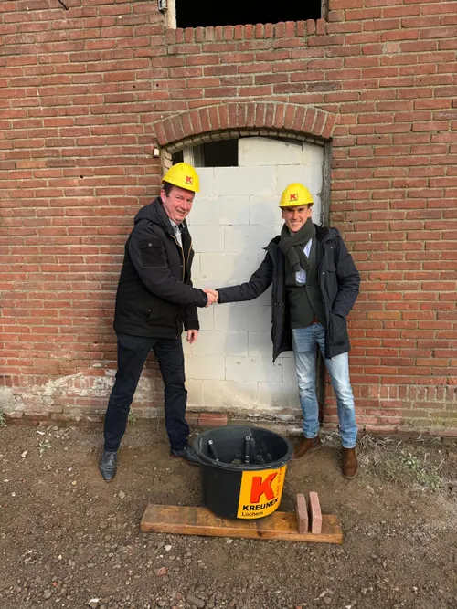 dementiefred veldhuizen van dagelijks leven en wethouder paul smeulders metselen de eerste steen1