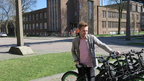 foto 2 inchecken en gaan bij ipkw en de han staan de e deelfietsen klaar voor gebruik