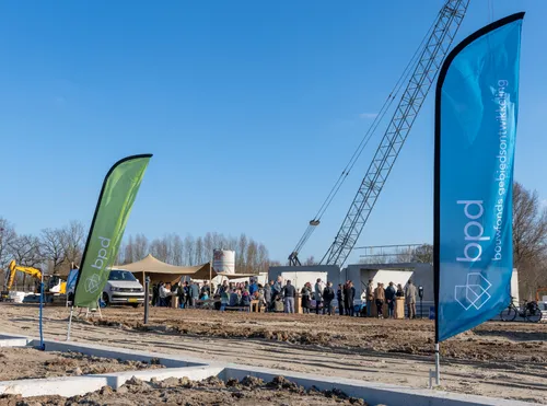 foto 3 de buren ontmoeten elkaar op de kavels van hun toekomstige woningen