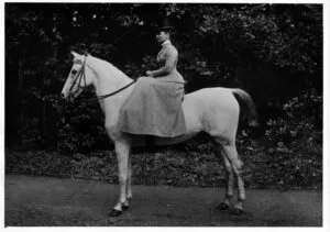 helene kroller muller te paard groot 2 300x211