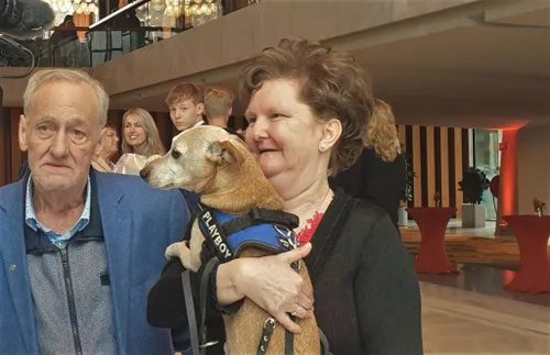 lintjes geredde vrouw hondje en partner