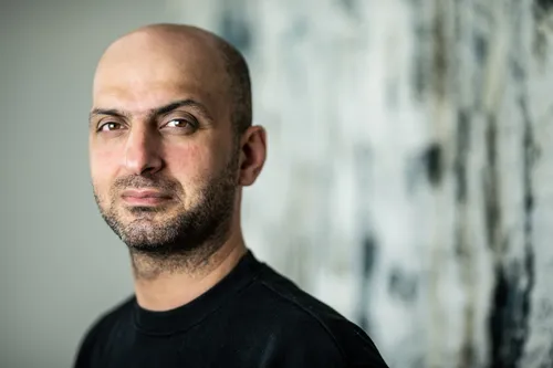 theateraan de rijn sadettin foto bart grietens liggend