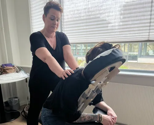 Irma van Kessel tijdens een stoelmassage<br>