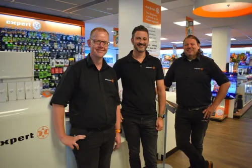 Cas Spanjer tussen zijn medewerkers