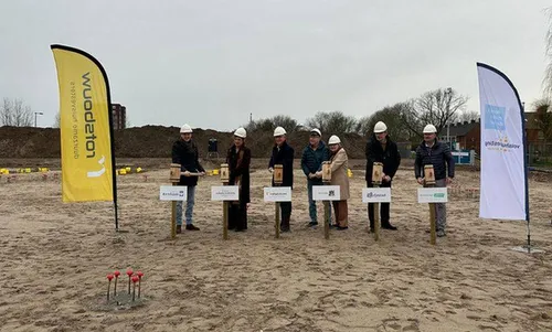 Officiële en feestelijke start bouw:  Na een toespraak van onder andere de wethouder begaf iedereen zich naar het bouwterrein. Daar sloegen de opdrachtgevers en toekomstige gebruikers met grote hamers symbolisch de eerste paal.