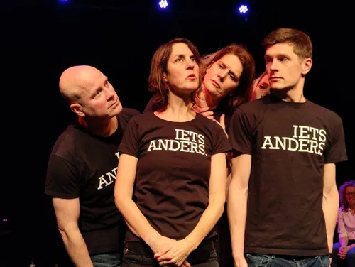 De tegenstanders van Woest: Theatergroep Iets anders.<br>