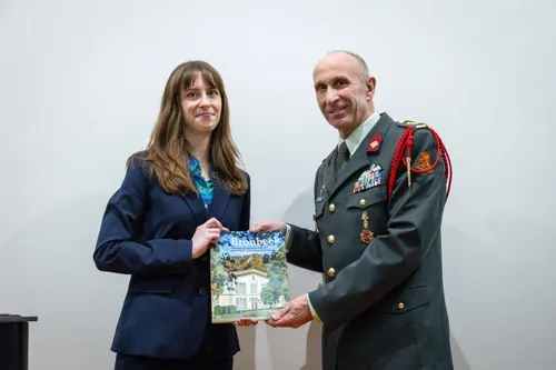 Doris de Witt overhandigde het eerste boek aan Commandant Bronbeek, Gerard van Kuijck. <br>