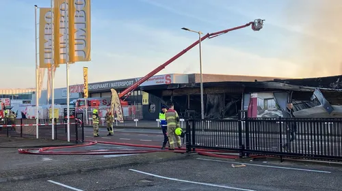 brand verwoest meubelzaak aan dr c lelyweg gemeente arnhem