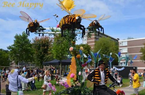 circus theater vladimir bee happy be happy scaled 1 2048x1321jpeg jpeg afbeelding 2048 1321 pixels geschaald 48