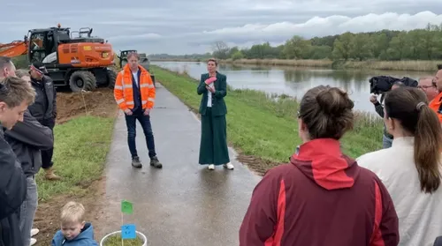 Waterschapsbestuurders Antoinet Looman en Dennis Wolsink de eerste zaden- en kruidenmengsels op de Bevermeerdijk bij de brug in Hoog Keppel aan de Oude IJssel.