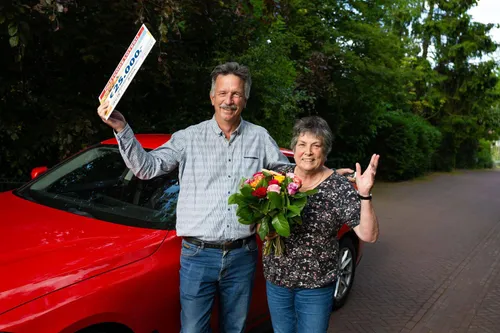 Guus en Annerieke winnen Postcode Straatprijs en nieuwe BMW