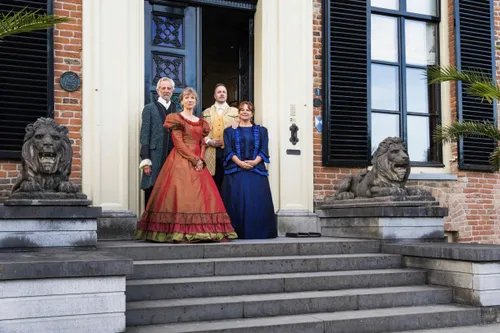 Kasteel-Rosendael-met-kasteelbewoners-op-bordes---vrij-te-gebruiken