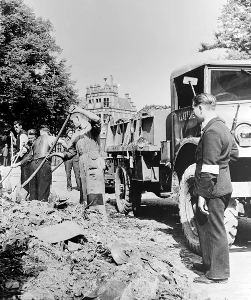 Ruimen oorlogspuin Markt 1945 GldA_1560_4425