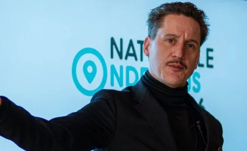 Kay van Gerven.Stadsdichter Jesse Laport draagt het door hem speciaal voor deze gelegenheid geschreven gedicht voor