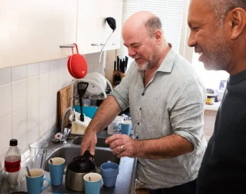 Van woningnood naar huisgenoot .Onder de pannen