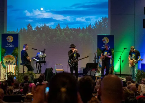 Paul van Loenen met band.Mira Meijer