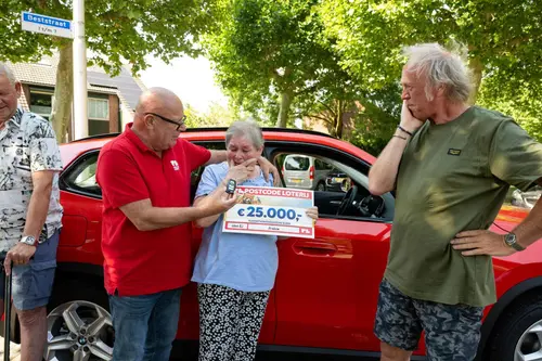 Gerda en Ed winnen 25.000 euro en een gloednieuwe auto bij de Postcode Loterij