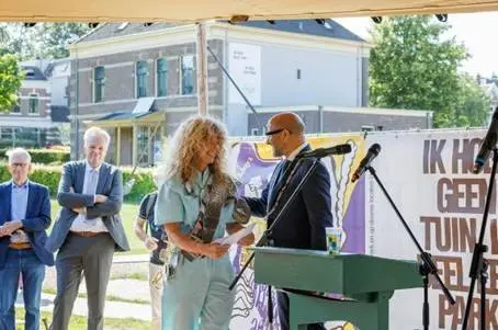 Orlando Maaike Gouwenberg, directeur Sonsbeek kunstprojecten en Ahmed Marcouch, burgemeester van Arnhem tijdens de opening van Sonsbeek 2026.Django van