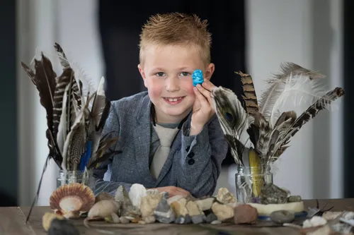 1. Jonathan met zijn verzameling, foto Sake Elzinga