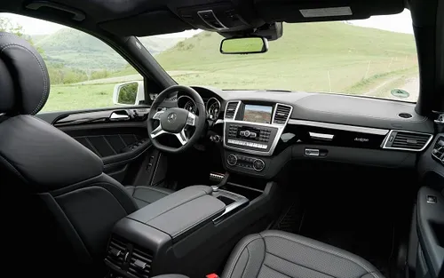 2013-Mercedes-Benz-GL63-AMG-dash