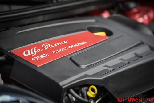 Foto del dettaglio del motore dell'Alfa Romeo Giulietta Veloce, con focus sulla cover del motore con scritto 1750i Turbo Benzina