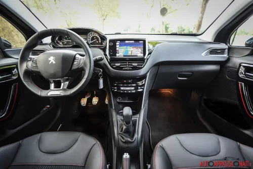 Peugeot 208 GTLine04