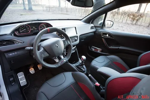 Peugeot 208GTi 13 Interni