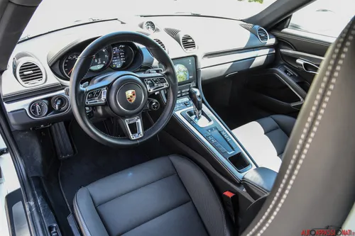 Porsche 718 Cayman interni