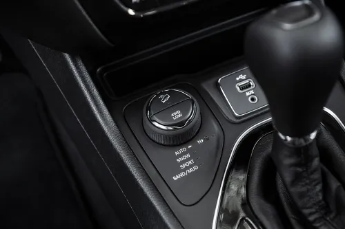 interni Jeep Cherokee 2019