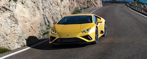 Dettaglio tre quarti frontale dinamico di Lamborghini Huracan EVO RWD Giallo Belenus