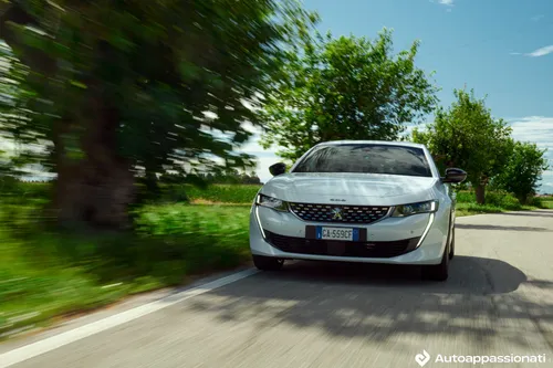 peugeot 508 hybrid fari anteriori