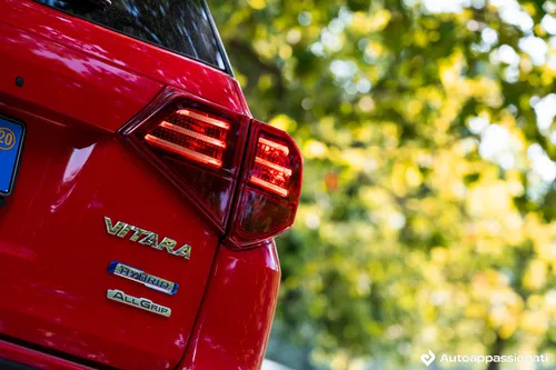 suzuki vitara hybrid faro posteriore