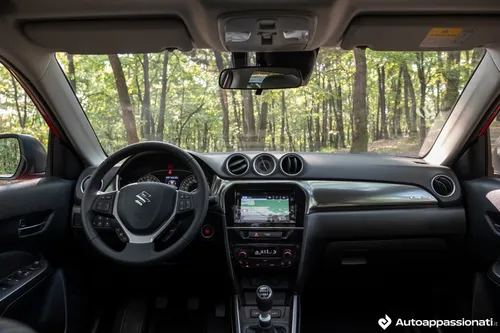 suzuki vitara hybrid interni
