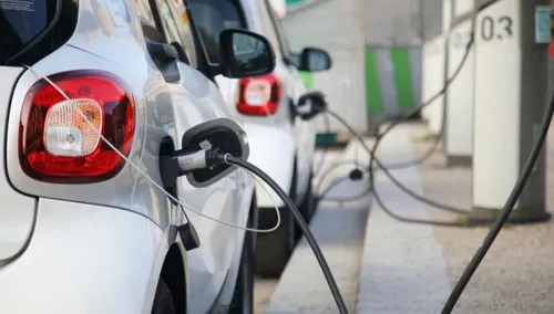 Auto elettriche mentre si ricaricano