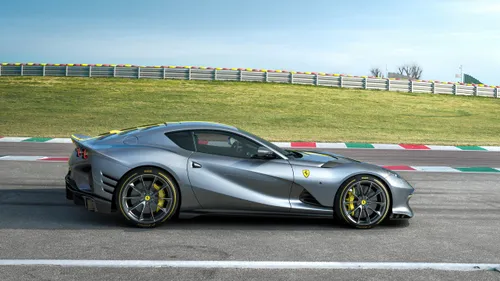 ferrari 812 speciale vista laterale