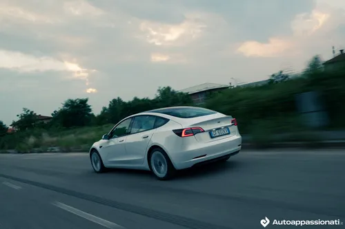 Tesla Model 3 Long Range AWD posteriore guida bianco micalizzato