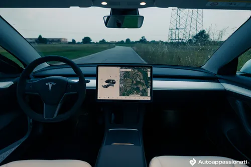 tesla model 3 long range 18 interni