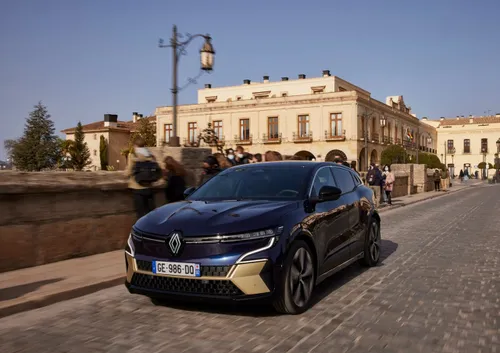 all new renault megane e tech electric iconic version midnight blue drive tests 5