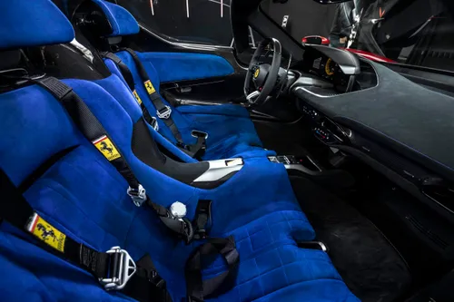 Ferrari Dayotna SP3 interni cinture