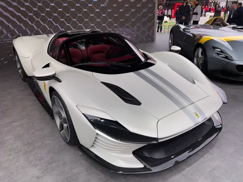 ferrari daytona sp3 bianca