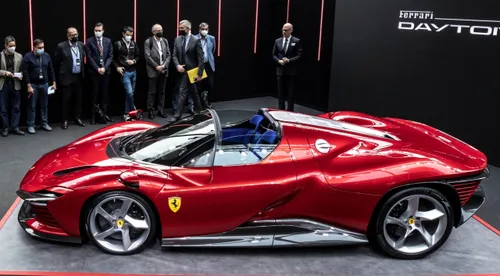 ferrari daytona sp3 laterale esterno scaled