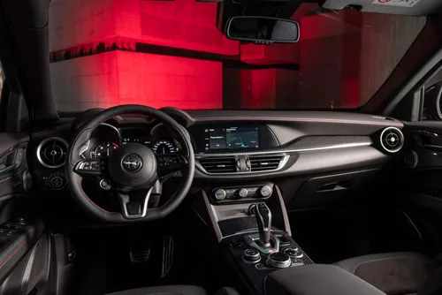 alfa romeo giulia estrema interni