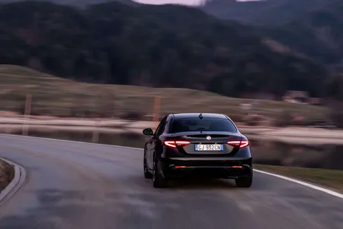 alfa romeo giulia estrema posteriore