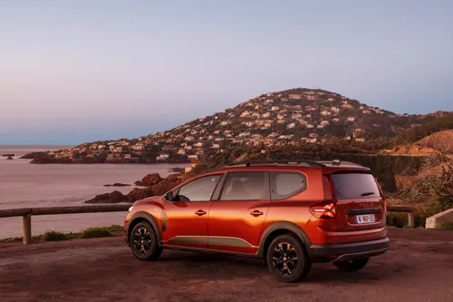 2022 new dacia jogger extreme terracotta brown