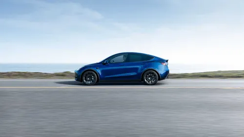 Tesla Model Y RWD lato